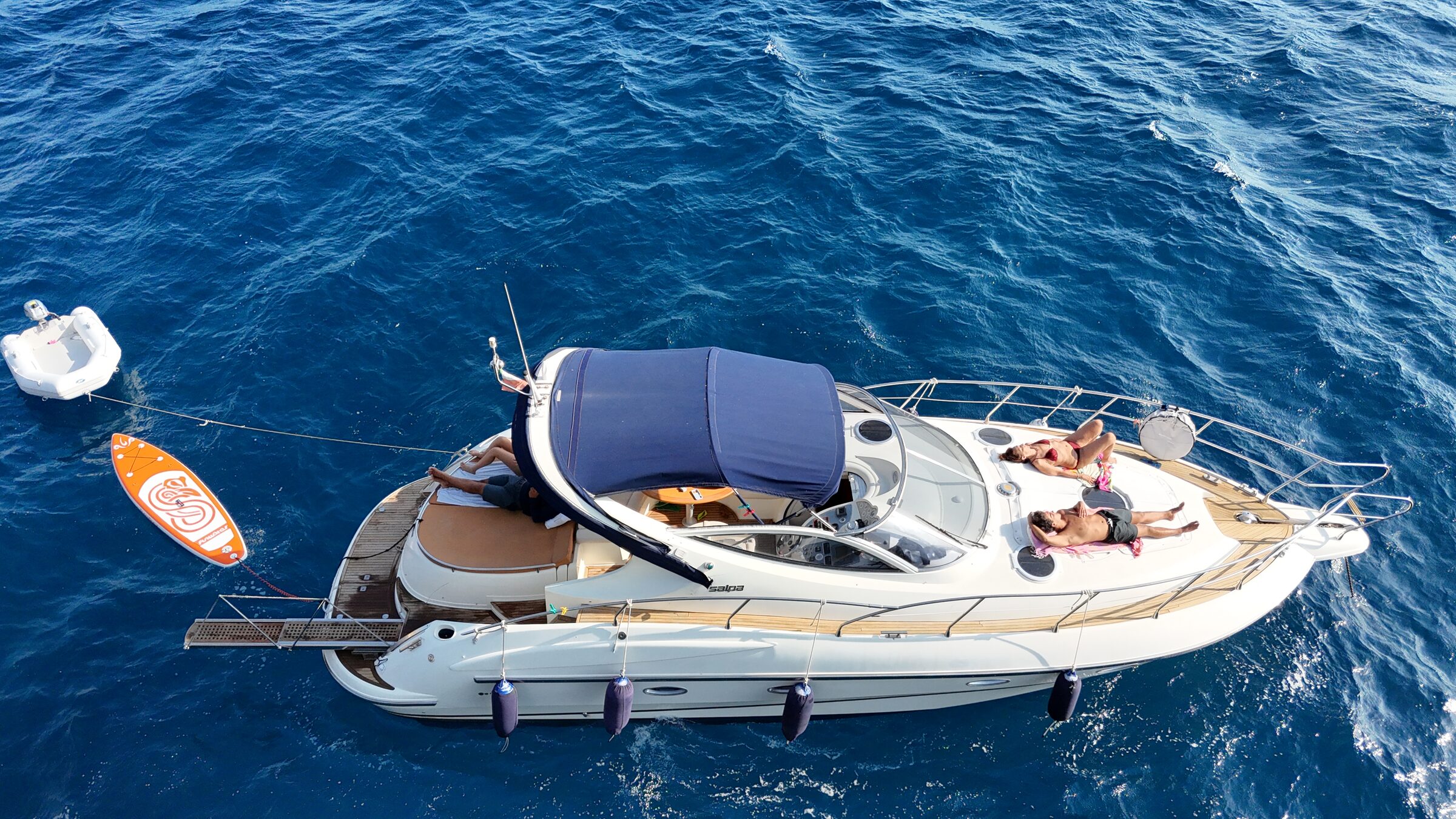 Vista dall'alto di Papi con tender, SUP e ospiti a bordo
