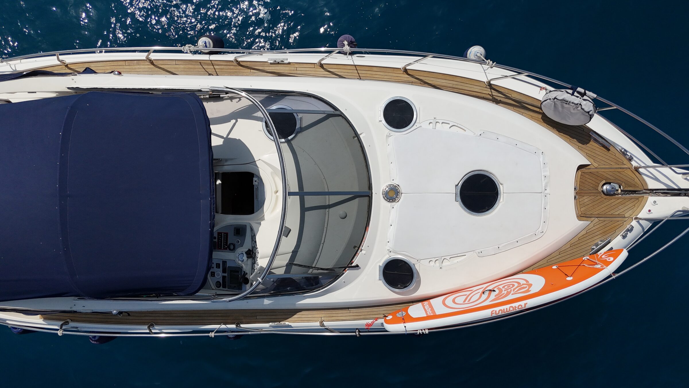 Vista dall'alto del pozzetto di Papi con hard top e SUP