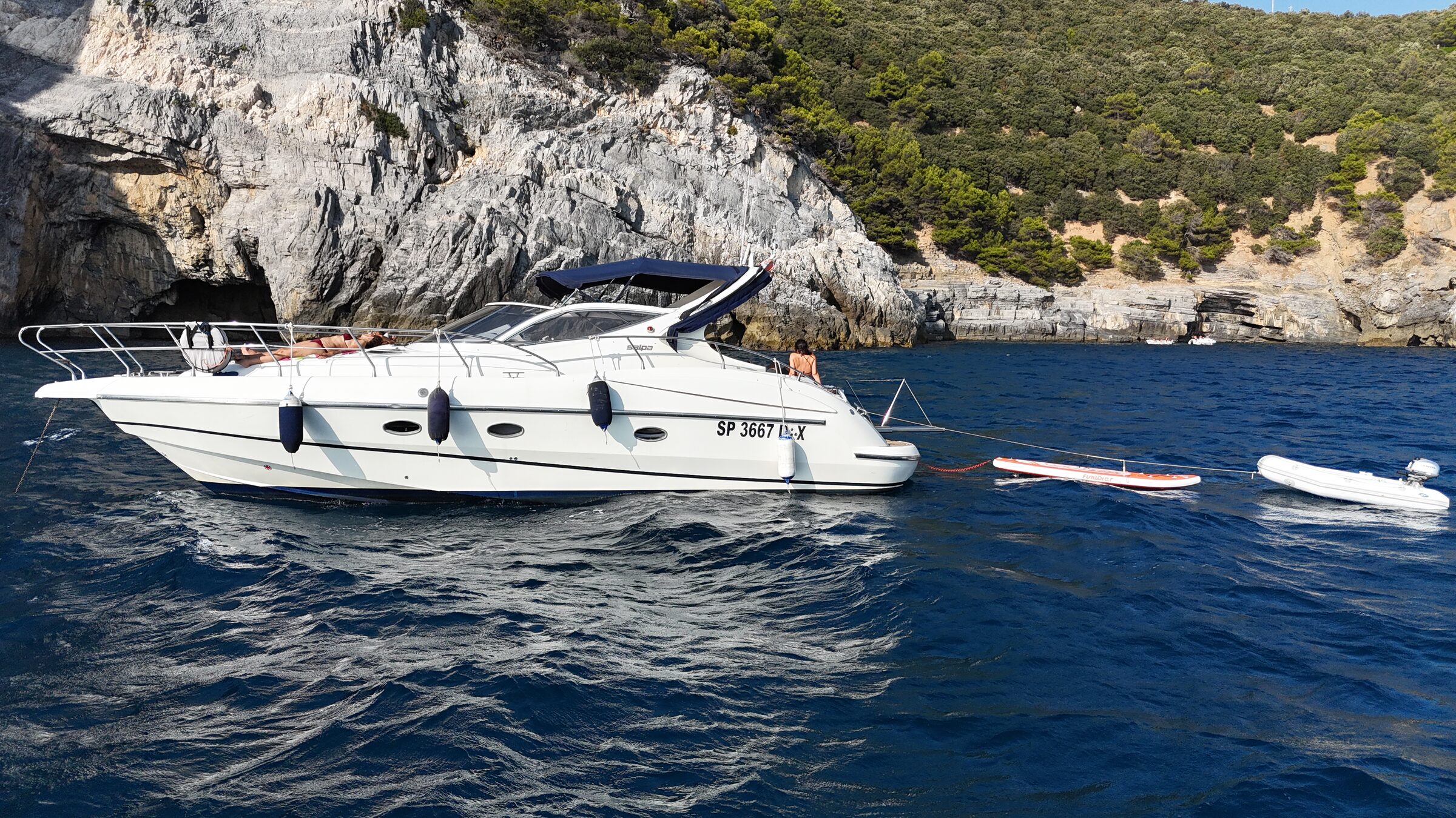 Grotte marine vicino all'isola del Tino