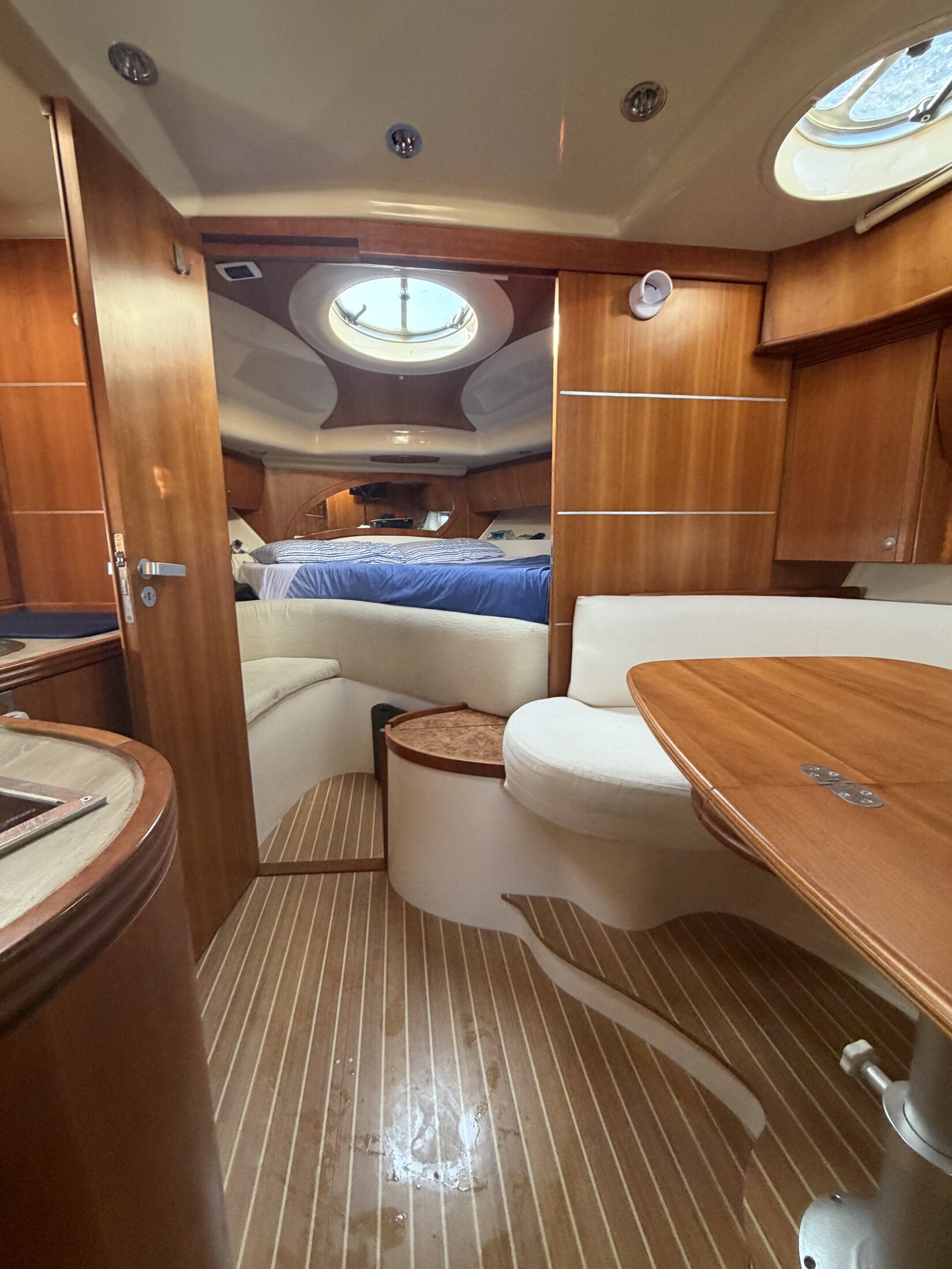 Il salone di Papi, con dinette, cucina e vista sulla cabina armatoriale